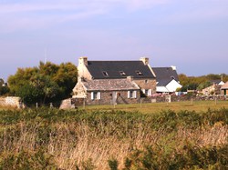 Maisonette avec le toit cimenté. Pratique ancienne qui est de moins en moins présente sur l'île. <a style='color: #fff;' href='/uploaded/photo/wei-2014-542b1c02bffbe.jpg'>(Télécharger)</a>